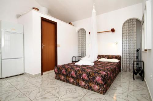 1 dormitorio con cama y puerta en Apartments with a parking space Racisce, Korcula - 9170, en Račišće