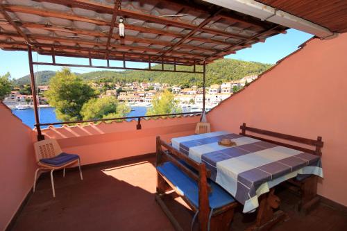 un balcone con tavolo e vista sull'acqua di Apartments by the sea Brna, Korcula - 9275 a Brna