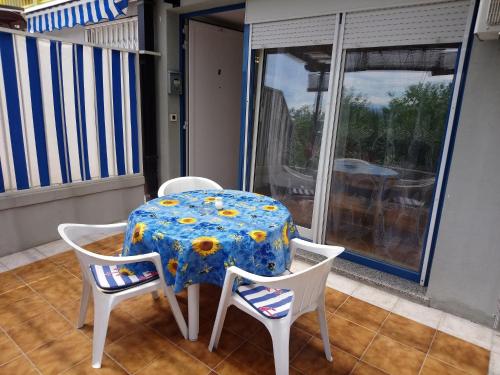 a table and chairs sitting on a balcony at Apartments with a parking space Icici, Opatija - 7860 in Ičići