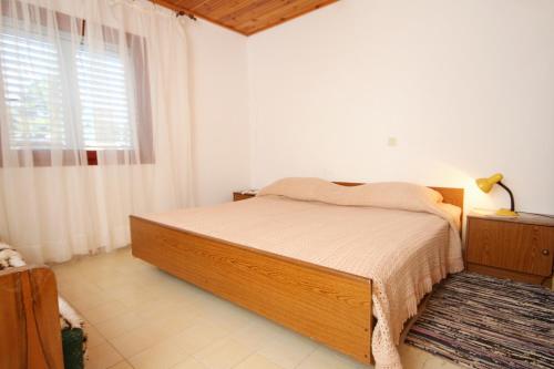sypialnia z dużym łóżkiem i oknem w obiekcie Rooms with a parking space Lumbarda, Korcula - 9299 w mieście Lumbarda