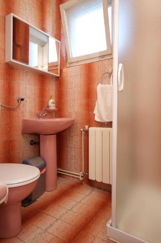 a bathroom with a sink and a toilet and a window at Rooms with a parking space Lumbarda - Korcula - 9299 in Lumbarda