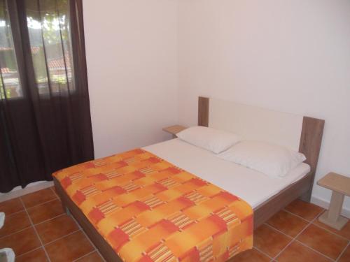 a bedroom with a bed and a window at Apartments with parking space Lumbarda, Korcula - 9262 in Lumbarda