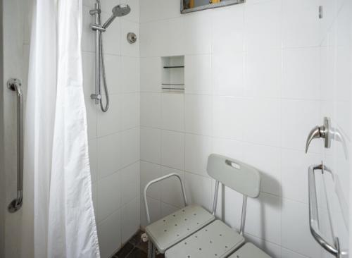 een badkamer met een douche en een bank. bij Hotel El Remanso Tapalpa in Tapalpa