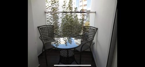 Luxury apartment in downtown of kenitra في القنيطرة: طاولة وكرسيين على شرفة