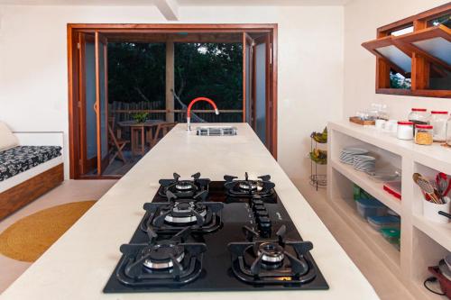 a kitchen with a stove and a counter top at Mirante Caraiva in Caraíva