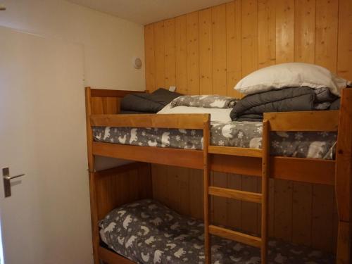 Posteľ alebo postele v izbe v ubytovaní Studio cabine 27m², 4 pers, au pied des pistes, proche commerces - FR-1-636-211