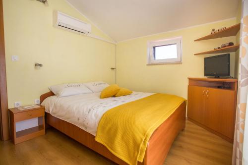 Posteľ alebo postele v izbe v ubytovaní Holiday house with a swimming pool Zagore, Opatija - 7922