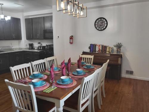 mesa de comedor con sillas y comedor en Reservoir Hill Mansion - 4 bedrooms en Baltimore