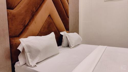 SHRADDHA HOTELにあるベッド