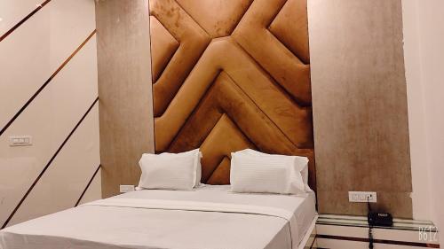 Cama ou camas em um quarto em SHRADDHA HOTEL