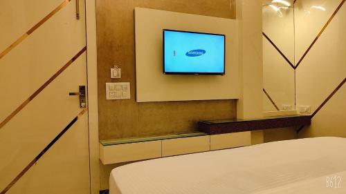 SHRADDHA HOTELにあるテレビまたはエンターテインメントセンター