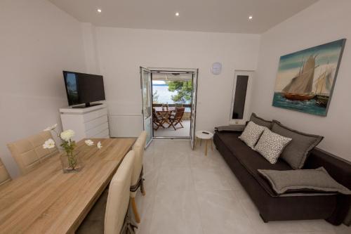 Apartments by the sea Rastici, Ciovo - 9470