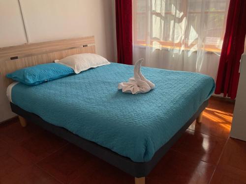 a bedroom with a bed with a bird on it at Hostal Viña Del Mar in Taltal