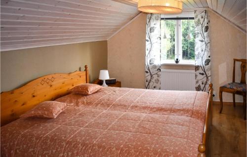 Säng eller sängar i ett rum på Amazing Home In Hagalund-mjlby With Wifi