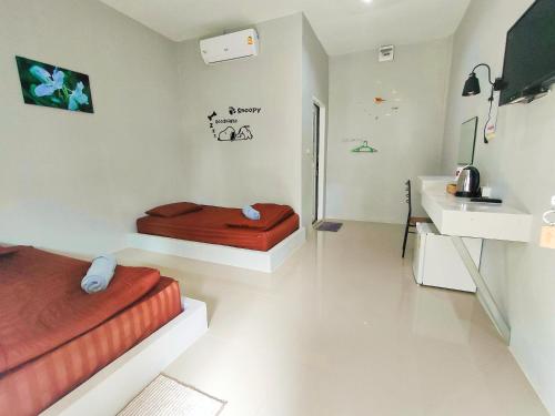 Zimmer mit einem Bett und einem Waschbecken. in der Unterkunft บ้านไม้หอมบูติค สวนผึ้ง in Ban Bo Wi