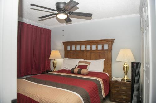 Katil atau katil-katil dalam bilik di Stroll to Slopes, Village Area, Ski in-out MtLodge 269