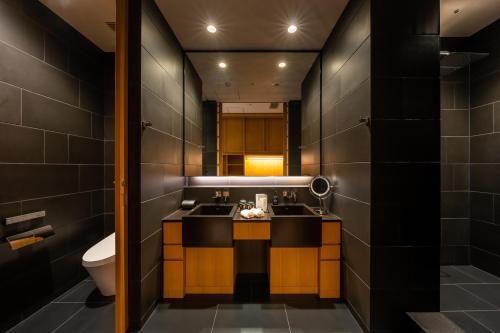 y baño con lavabo y aseo. en Pearl Star Hotel ATAMI en Atami