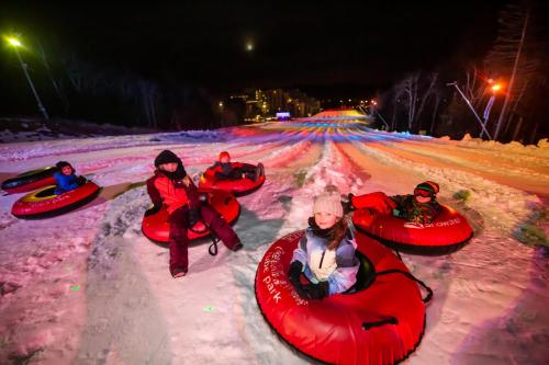 Tetamu yang menginap di Stroll to Slopes, Village Area, Ski in-out MtLodge 269