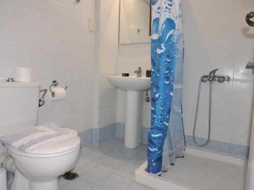 W łazience znajduje się toaleta, umywalka i prysznic. w obiekcie Sirios w mieście Finikounda