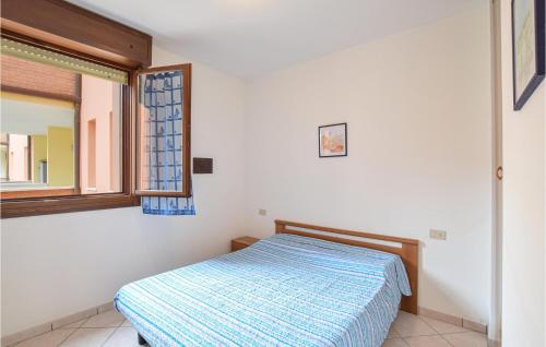 een slaapkamer met een bed en een raam bij App, Acqua Marina in Rosolina Mare