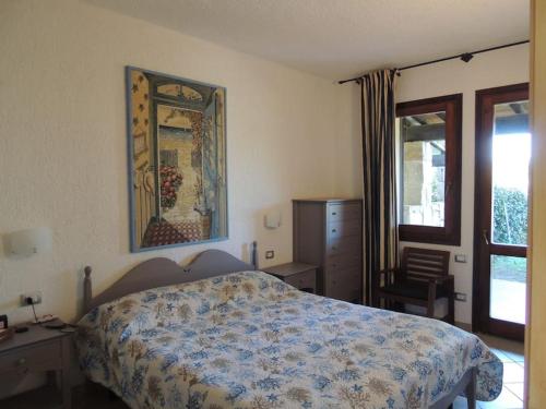 um quarto com uma cama e um espelho na parede em Villetta Reparata em Santa Teresa Gallura