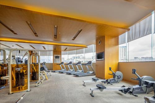a gym with cardio equipment and treadmills at Shenzhen Baolilai International Hotel (Baoan, Fuyong) in Bao'an