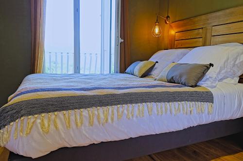 a bed with white sheets and pillows in a bedroom at A Villa di Rutali in Rutali