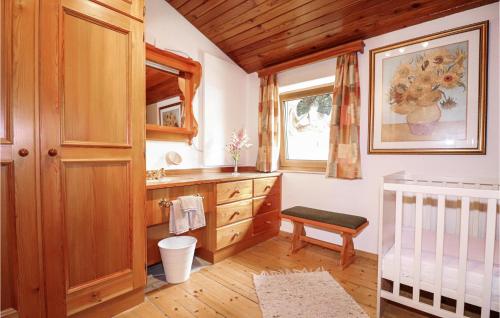 ein Bad mit einem Waschbecken und einem Kinderbett in einem Zimmer in der Unterkunft 2 Bedroom Gorgeous Home In St, Koloman in Sankt Koloman
