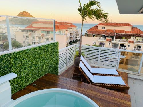 balcón con vistas al océano y a los edificios en Coberturas ou apartamentos 1min da praia do recreio com Vista Mar, en Río de Janeiro