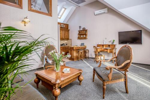 a living room with two chairs and a table at White Lily Apartment in Klaipėda