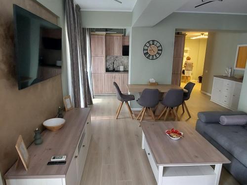 een woonkamer met een bank en een tafel bij DiaCos in Mamaia Nord – Năvodari