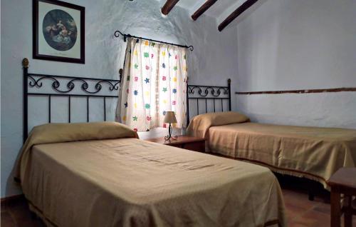 1 Schlafzimmer mit 2 Betten und einem Fenster in der Unterkunft 6 Bedroom Gorgeous Home In Campos Nubes-priego in Campo-Nubes