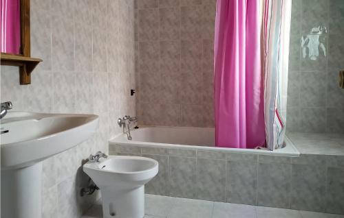 a bathroom with a toilet and a pink shower curtain at Stunning Home In Campos Nubes-priego With 5 Bedrooms, Outdoor Swimming Pool And Swimming Pool in Campo-Nubes
