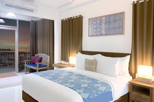 een hotelkamer met een bed en een balkon bij PIMA Homestay in Pesanggaran