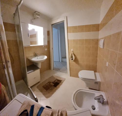 łazienka z umywalką i toaletą w obiekcie Mazzini, 30 Nord w mieście Rovereto