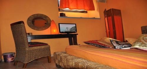 sypialnia z łóżkiem i biurkiem z komputerem w obiekcie Shiva B&B w Rzymie