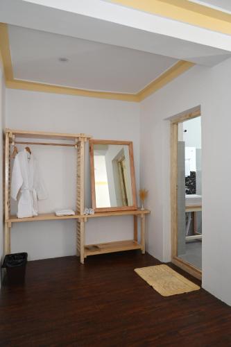 een kamer met een spiegel en een plank met een pak bij Hunder Haven in Leh