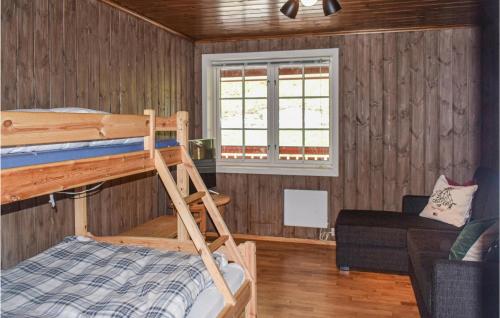 een slaapkamer met een stapelbed en een bank bij Stunning Apartment In Vgslid With Wifi in Vågsli