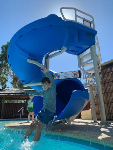 Πισίνα στο ή κοντά στο Mandurah Caravan and Tourist Park