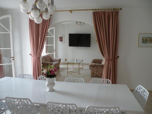 VASTE APPARTEMENT 70m2 LUXUEUX AVEC PISCINE XXL VUE FEERIQUE