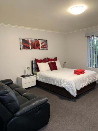 Ένα ή περισσότερα κρεβάτια σε δωμάτιο στο Mandurah Caravan and Tourist Park