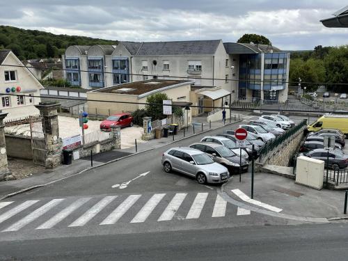 eine Gruppe von Autos, die auf einem Parkplatz geparkt sind in der Unterkunft ​Cœur de ville ! Cœur de l'Oise​​ ! Moderne & fonctionnel​ in Clermont