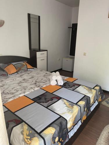 1 dormitorio con 1 cama grande en una habitación en Vila Masco en Costinesti