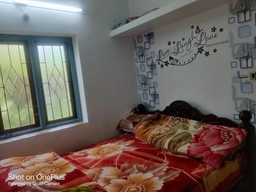 Un dormitorio con una cama y una ventana en Kodai sakthi guest house, en Kodaikanal