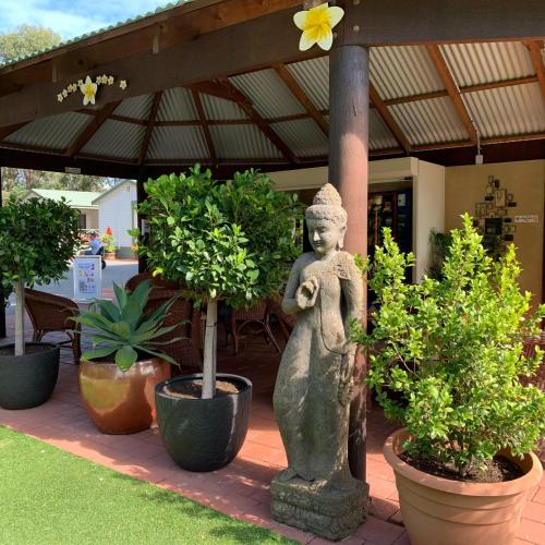 Κήπος έξω από το Mandurah Caravan and Tourist Park