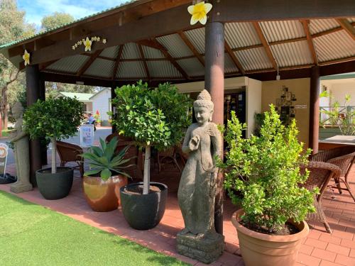Κήπος έξω από το Mandurah Caravan and Tourist Park