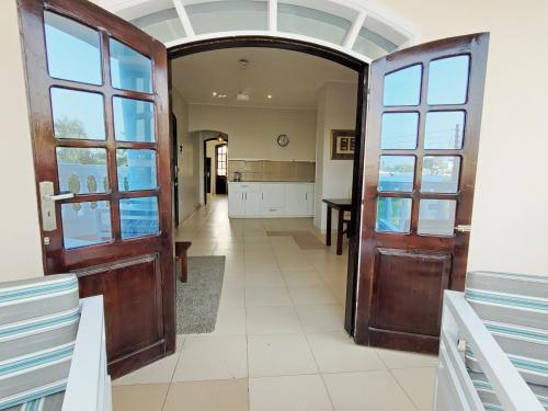 un couloir d'une maison avec une porte et une cuisine dans l'établissement IN LUXOR Nile Apartments, à Louxor