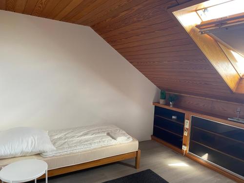 a bedroom with a bed and a wooden ceiling at Möblierte Wohnung 4 Zimmer Wohnung in Schloß Holte-Stukenbrock