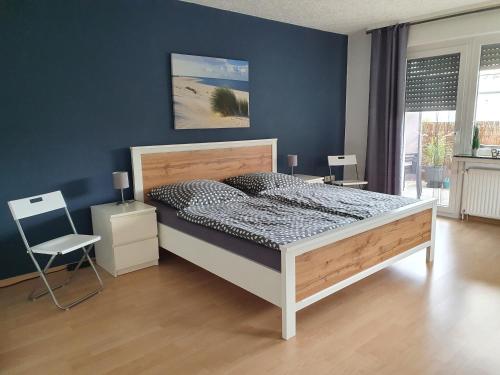 アルンスベルクにあるFewo Beckerの青い壁のベッドルーム1室(ベッド1台付)