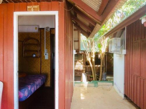 a doorway to a house with a bed in it at Beer's House Bungalows เบียร์เฮ้าส์บังกะโล in Ban Lamai